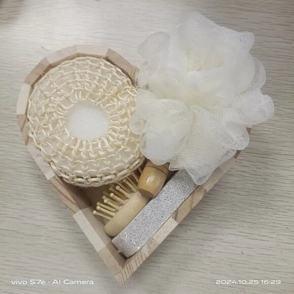 1 Boxed Set of Medium Heart-Shaped Sisal Balls - Picture 1 of 2